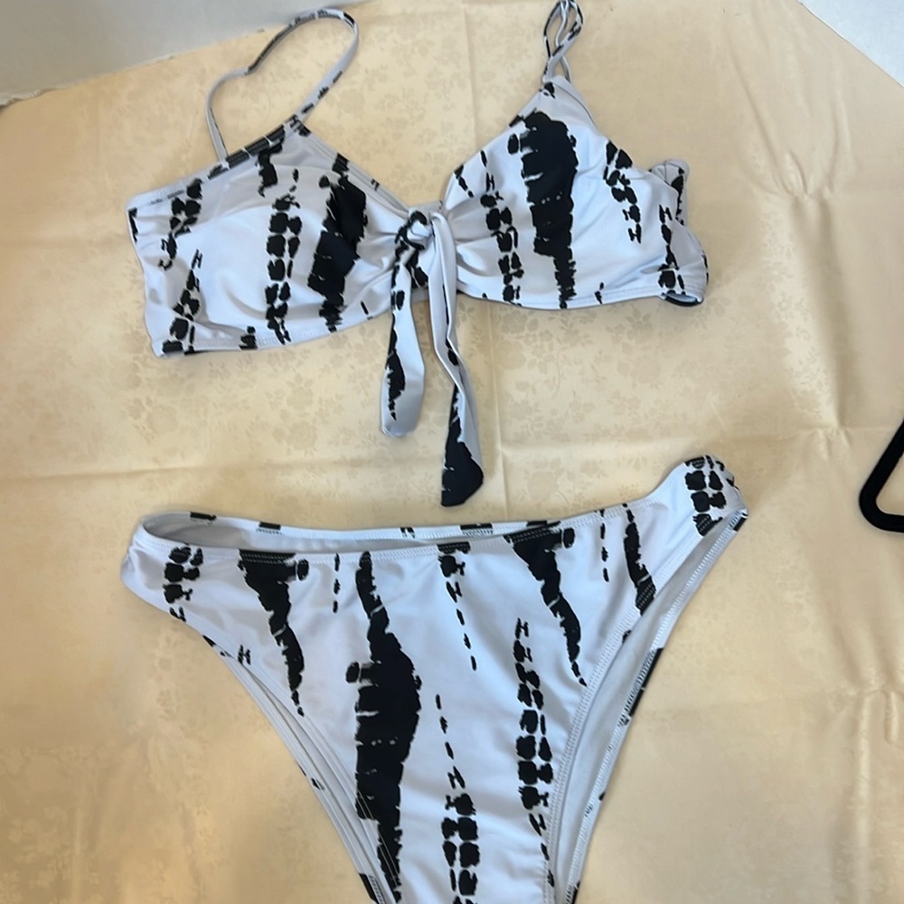 Shein two-piece High waisted Black/White Swimsuit/Bathing suit. Size 3XL